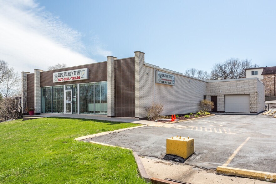 8190 Hickman Rd, Clive, IA à vendre - Photo du bâtiment - Image 3 de 5