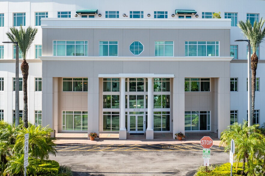 8200 NW 41st St, Miami, FL à louer - Photo du bâtiment - Image 3 de 8