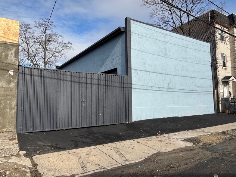 103 Montgomery Ave, Irvington, NJ for sale - Building Photo - Image 1 of 15