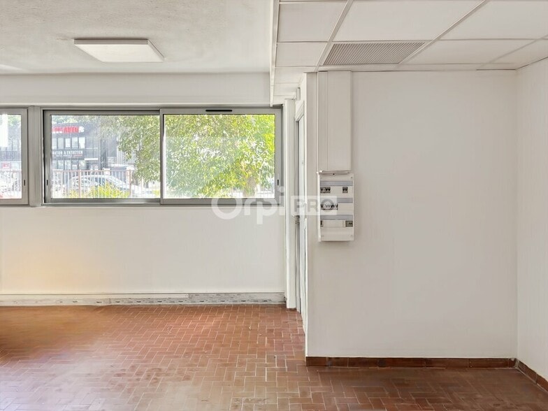 Office in Aubagne for lease - Interior Photo - Image 2 of 5
