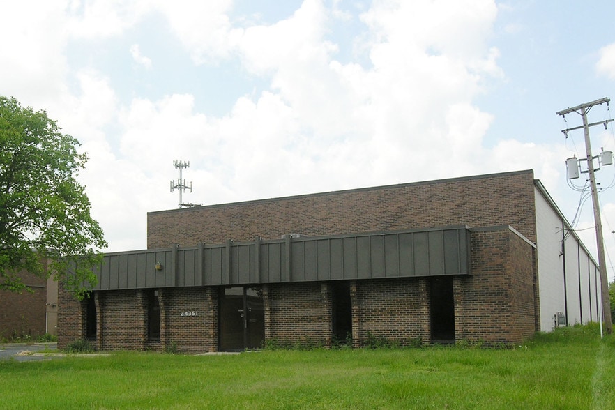 24351 Indoplex Cir, Farmington Hills, MI for sale - Building Photo - Image 2 of 8