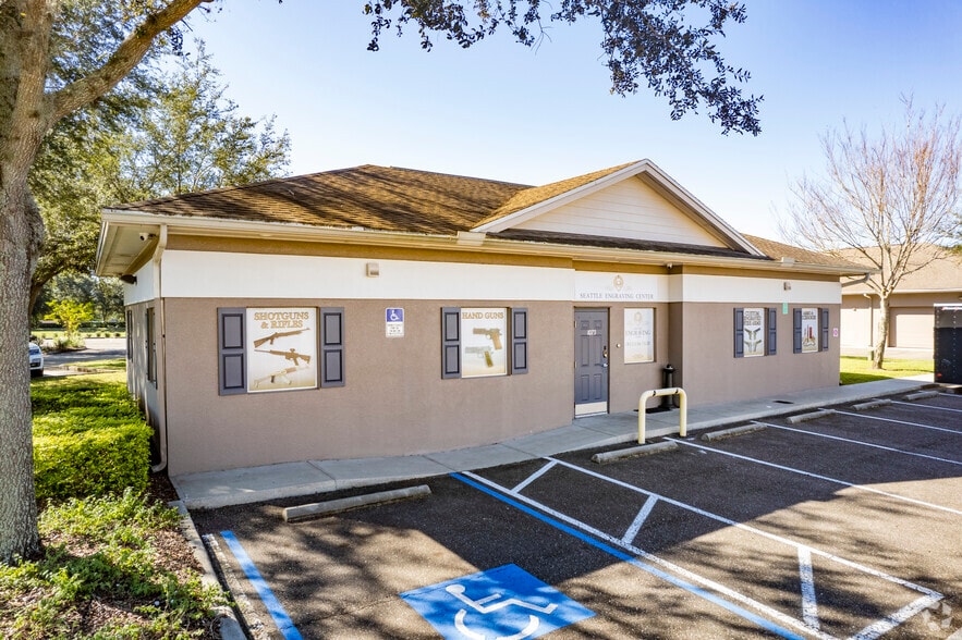 1073 E Brandon Blvd, Brandon, FL for lease - Building Photo - Image 2 of 7