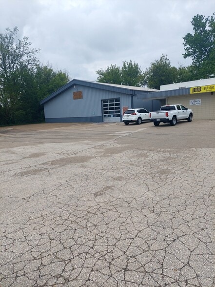 320 Summit Ave, Watertown, WI for lease - Building Photo - Image 3 of 8