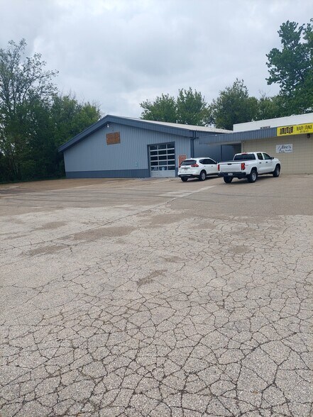 320 Summit Ave, Watertown, WI à louer - Photo du bâtiment - Image 3 de 8