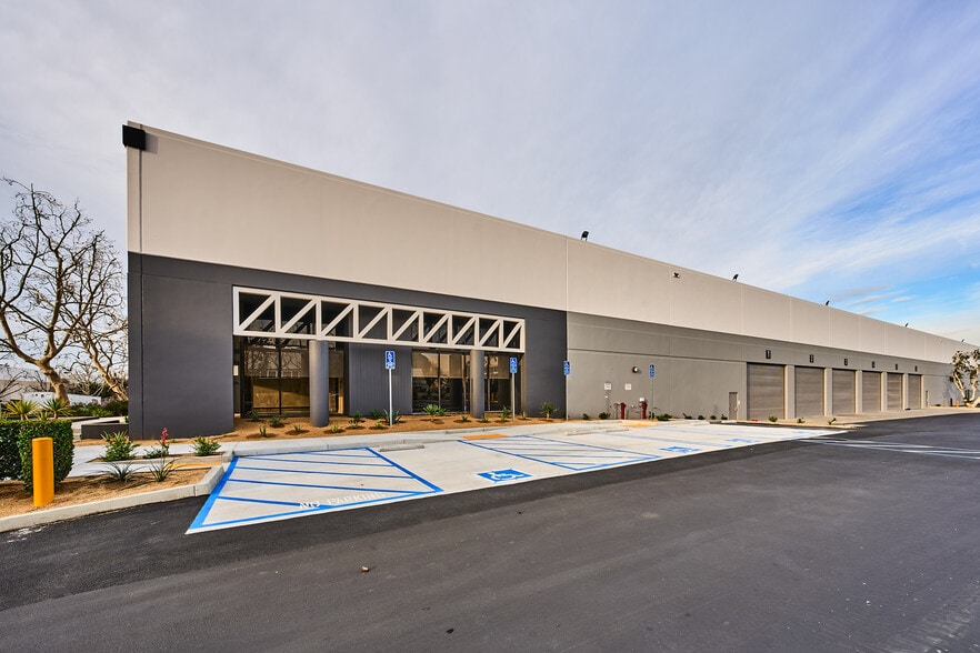 1175 Aviation Pl, San Fernando, CA for lease - Building Photo - Image 3 of 16