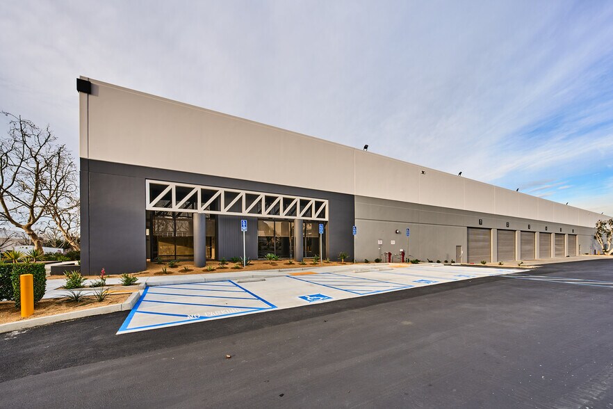 1175 Aviation Pl, San Fernando, CA à louer - Photo du bâtiment - Image 3 de 16