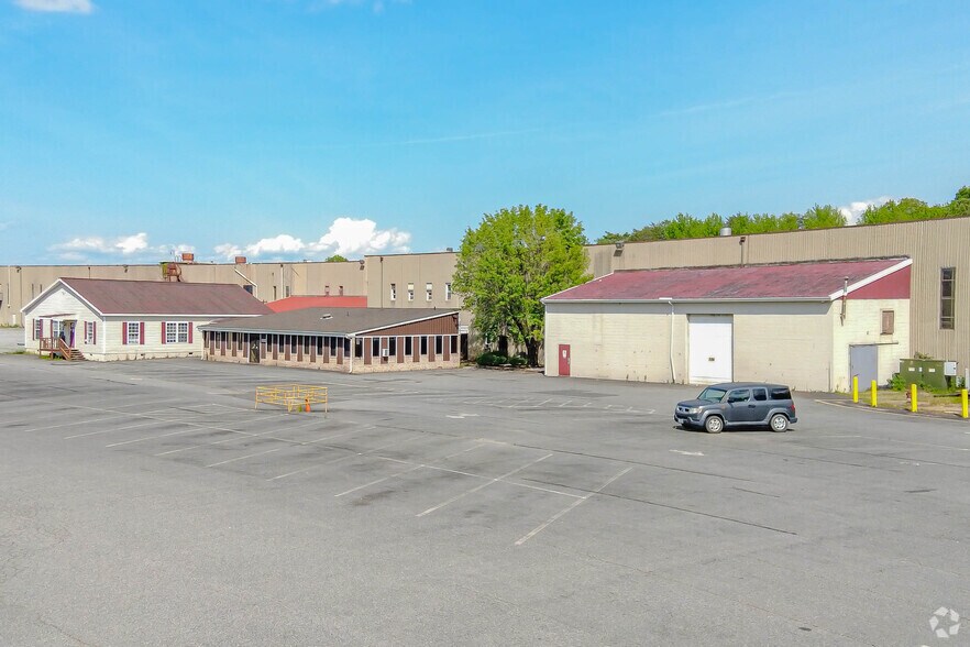 4900 Ondura Dr, Fredericksburg, VA à louer - Photo du bâtiment - Image 3 de 20