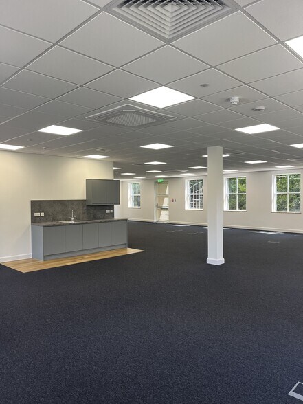 Portsmouth Rd, Send à louer - Photo du bâtiment - Image 3 de 4