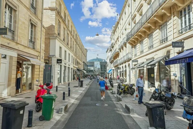 Retail in Bordeaux for lease Building Photo- Image 1 of 3
