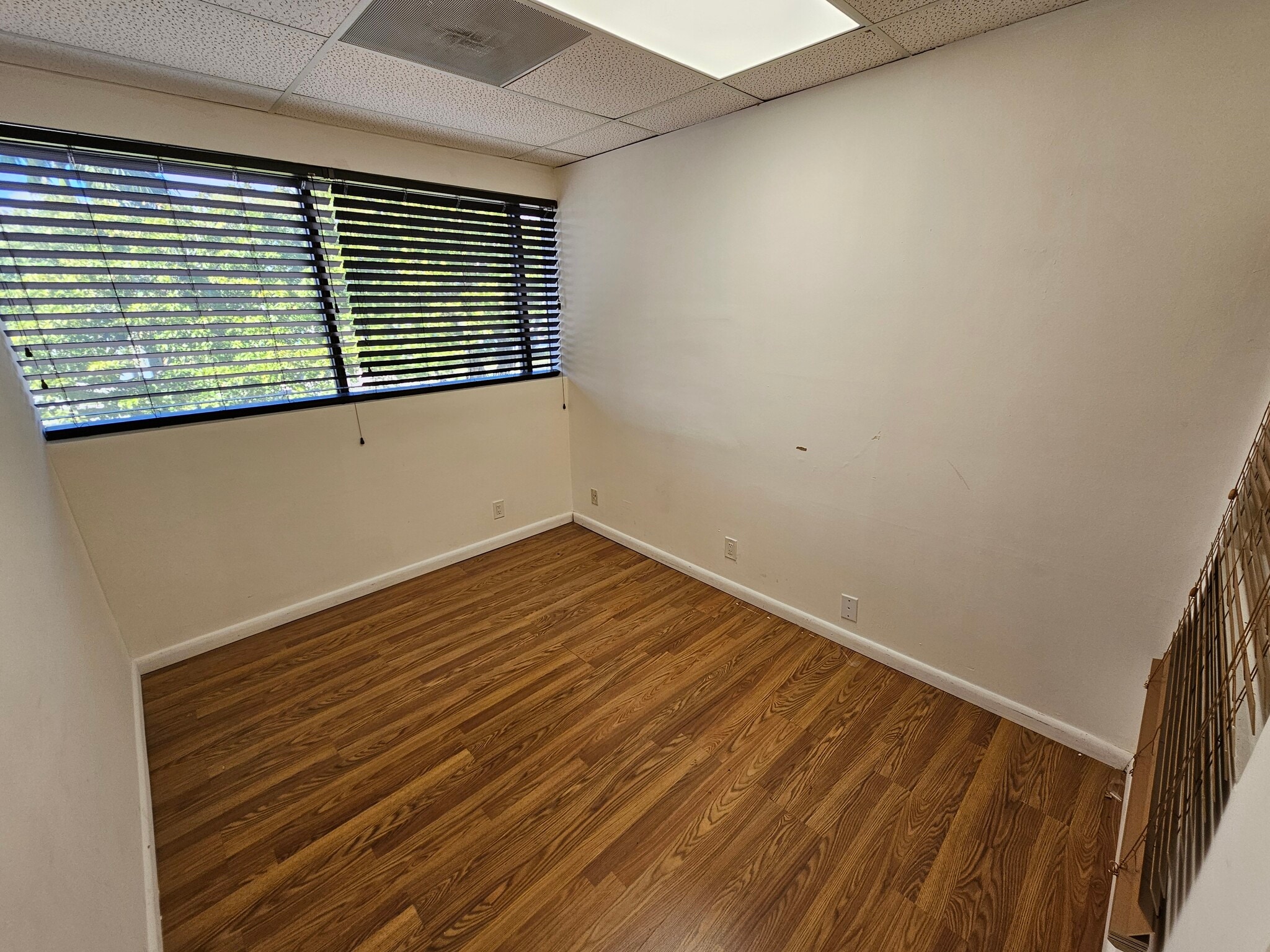 501 Golden Isles Dr, Hallandale Beach, FL à louer Photo du bâtiment- Image 1 de 1