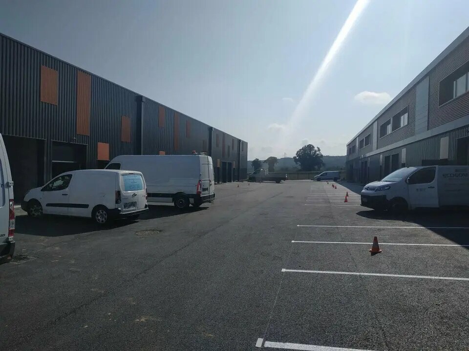 Local d'activités dans Vaulx-Milieu à vendre Photo du bâtiment- Image 1 de 8