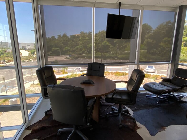 2870 Whiptail Loop, Carlsbad, CA à louer - Photo du bâtiment - Image 3 de 12