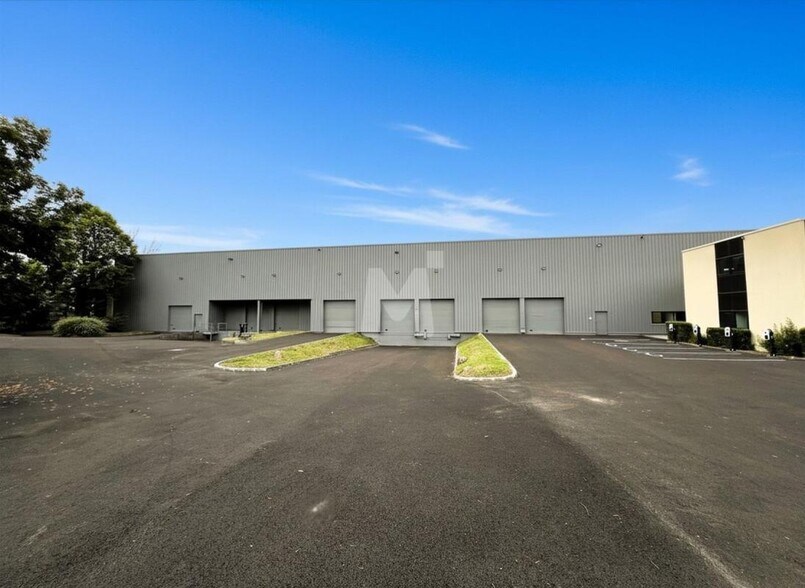 Industrial in Lisses for lease - Building Photo - Image 2 of 12