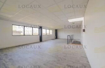 Flex in Cormeilles-en-Parisis for lease Interior Photo- Image 1 of 2