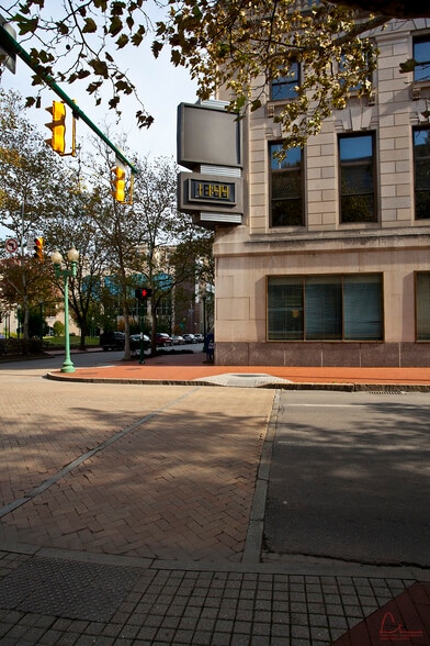 300 Capitol St, Charleston, WV for lease - Building Photo - Image 2 of 11