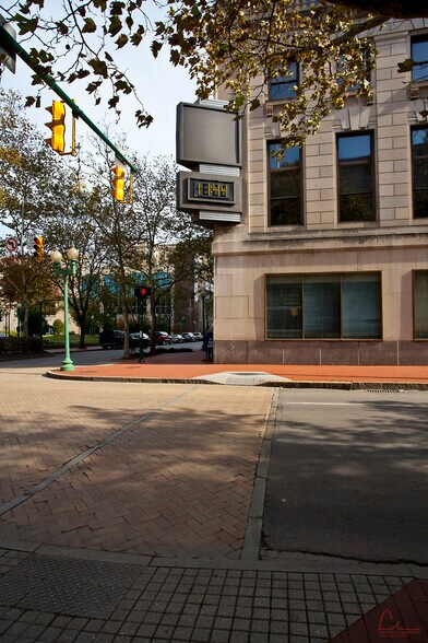 300 Capitol St, Charleston, WV à louer - Photo du bâtiment - Image 2 de 11
