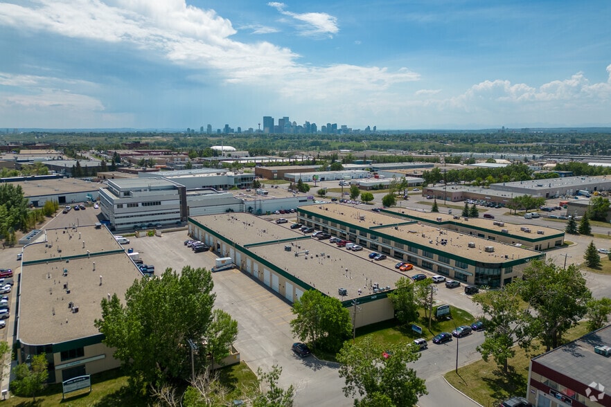1431 40th Ave NE, Calgary, AB à vendre - Aérien - Image 2 de 30