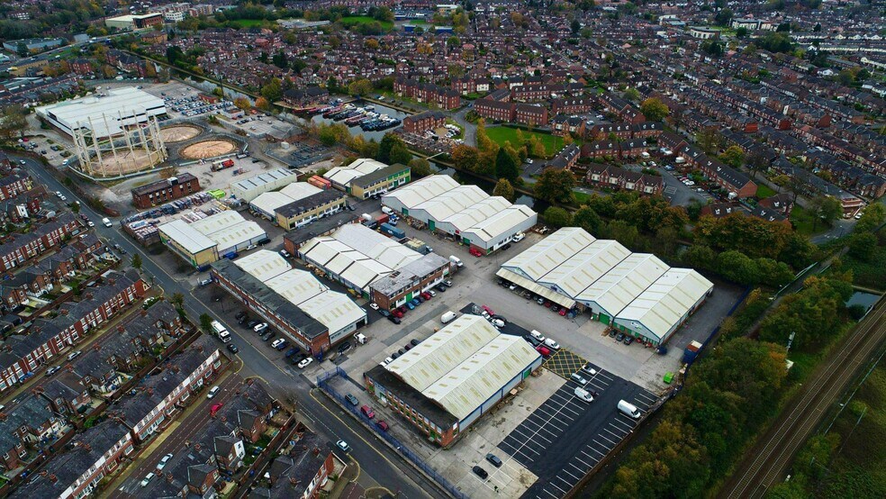 Longford Trading Estate, Manchester à louer - Photo du bâtiment - Image 1 de 5