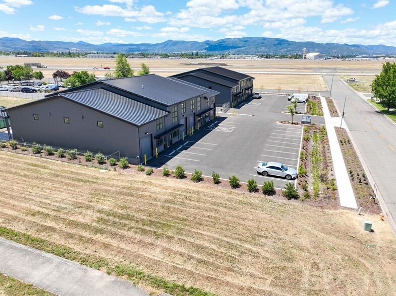 2016 Commerce, Medford, OR for lease - Building Photo - Image 3 of 12