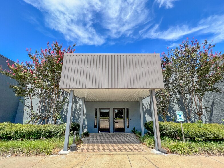 108 Commercial Cir, Conroe, TX à louer - Photo du bâtiment - Image 1 de 28