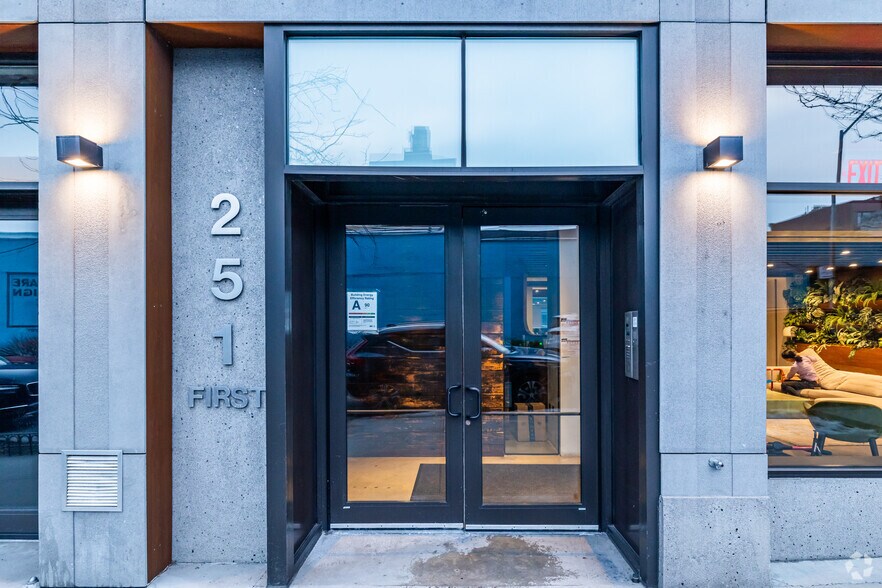 251 1st St, Brooklyn, NY à vendre - Photo du bâtiment - Image 3 de 7