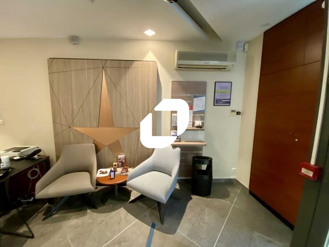 Retail in Bordeaux for sale Interior Photo- Image 1 of 15