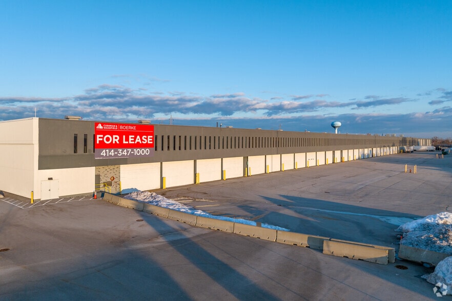 11800 W Burleigh St, Wauwatosa, WI à louer - Photo du bâtiment - Image 1 de 13