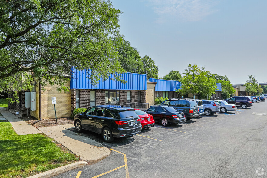 4200-4240 Commercial Way, Glenview, IL for lease - Building Photo - Image 2 of 9