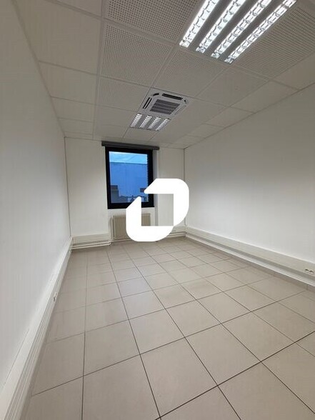 Office in Orgeval for lease - Interior Photo - Image 1 of 7