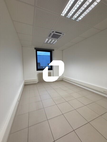 Office in Orgeval for lease Interior Photo- Image 1 of 8