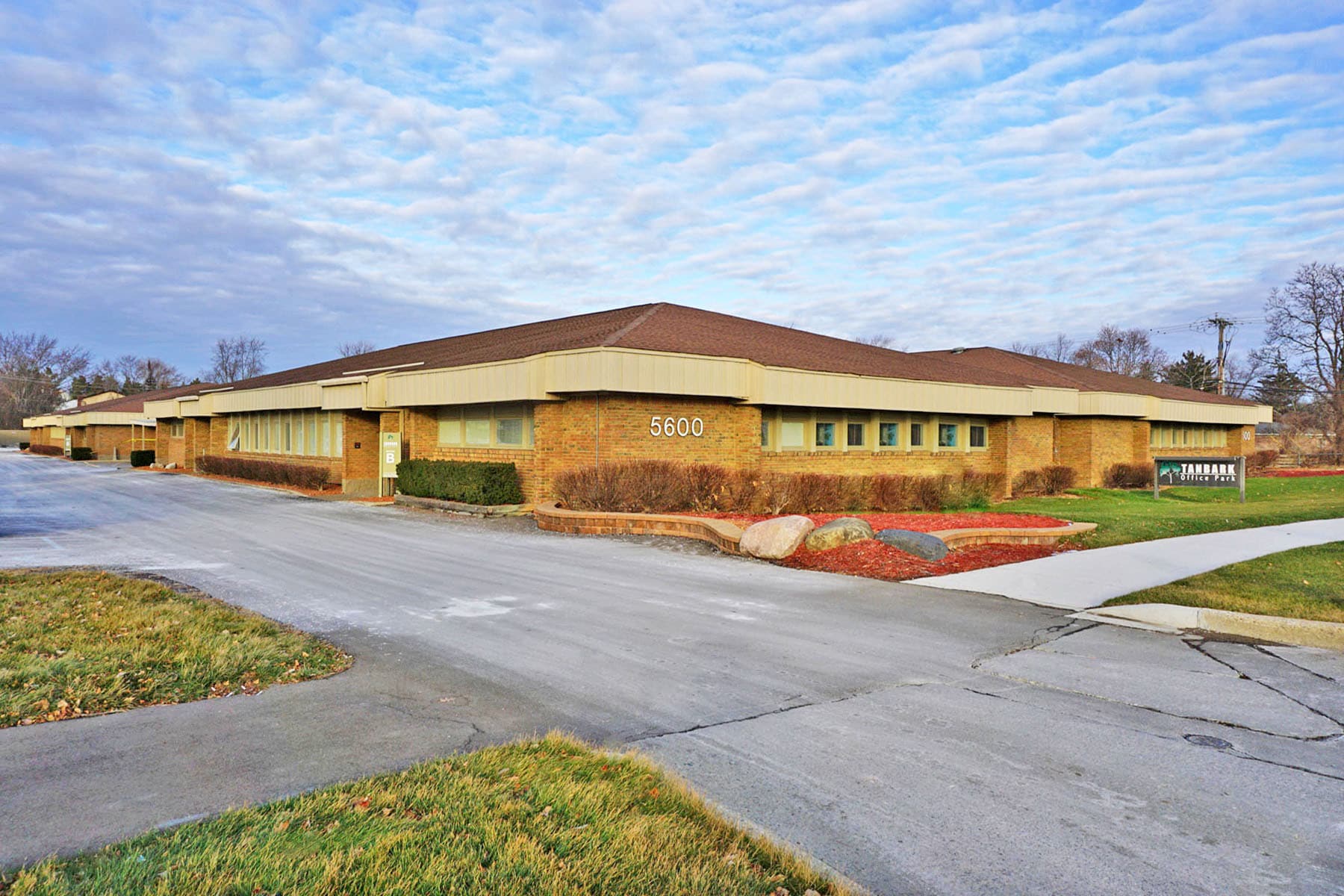5600 W Maple Rd, West Bloomfield, MI à louer Photo du bâtiment- Image 1 de 2