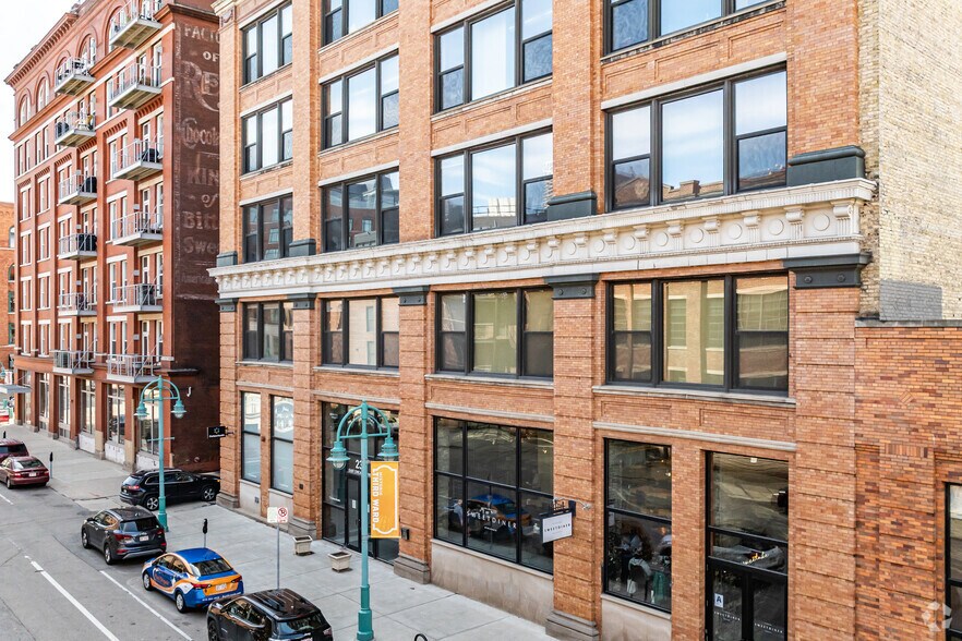 239 E Chicago St, Milwaukee, WI à louer - Photo du bâtiment - Image 2 de 19