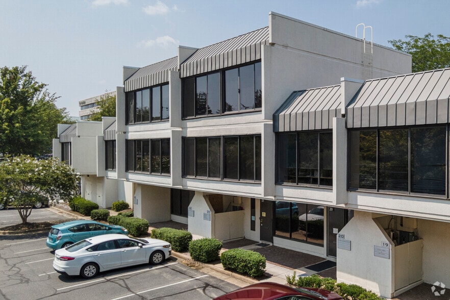 11250 Roger Bacon Dr, Reston, VA à louer - Photo du bâtiment - Image 2 de 14