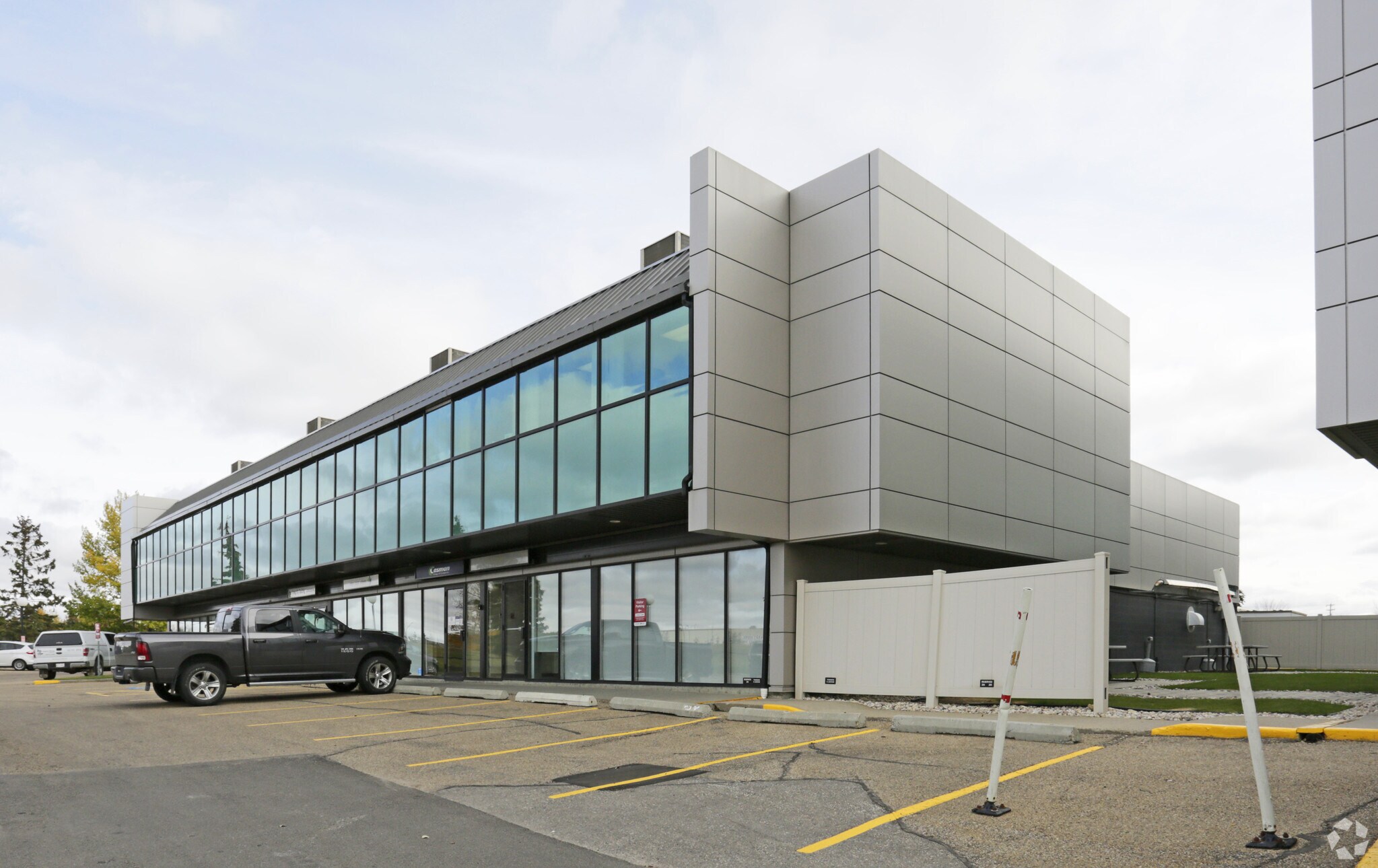 4253 97th St NW, Edmonton, AB à vendre Photo principale- Image 1 de 5