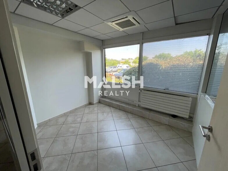 Office in Taluyers for lease - Interior Photo - Image 3 of 7