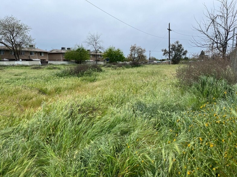 1013 E Yosemite Ave, Madera, CA for sale - Building Photo - Image 1 of 2