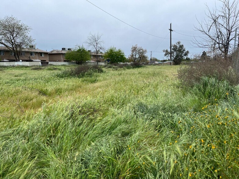 1013 E Yosemite Ave, Madera, CA à vendre - Photo du bâtiment - Image 1 de 2