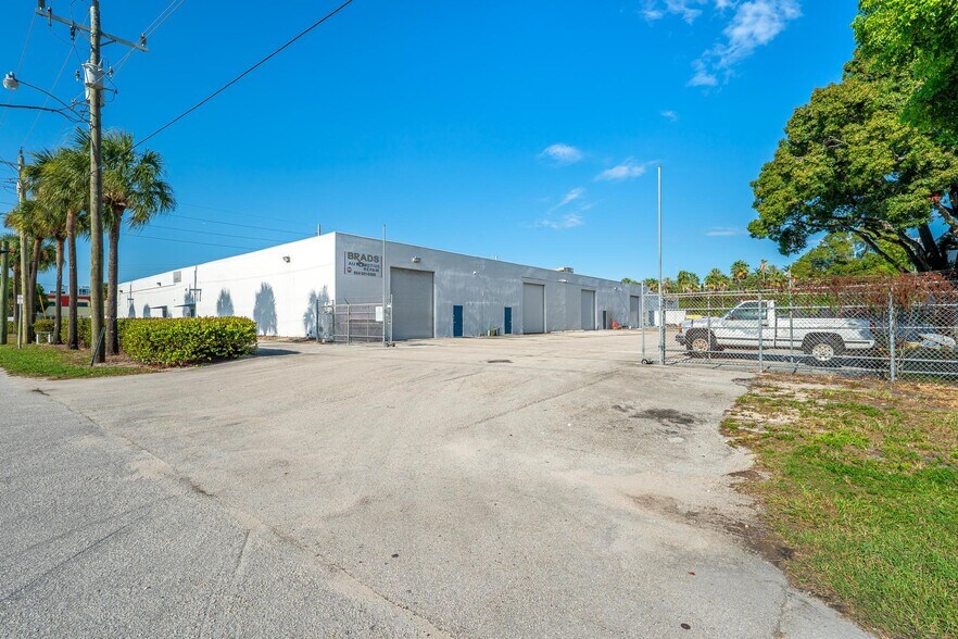 2968 Ravenswood Rd, Fort Lauderdale, FL à louer - Photo du bâtiment - Image 3 de 6