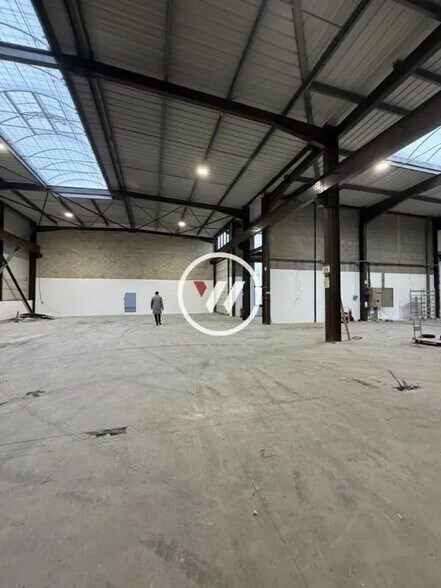 Flex in Le Thillay for lease - Interior Photo - Image 2 of 9