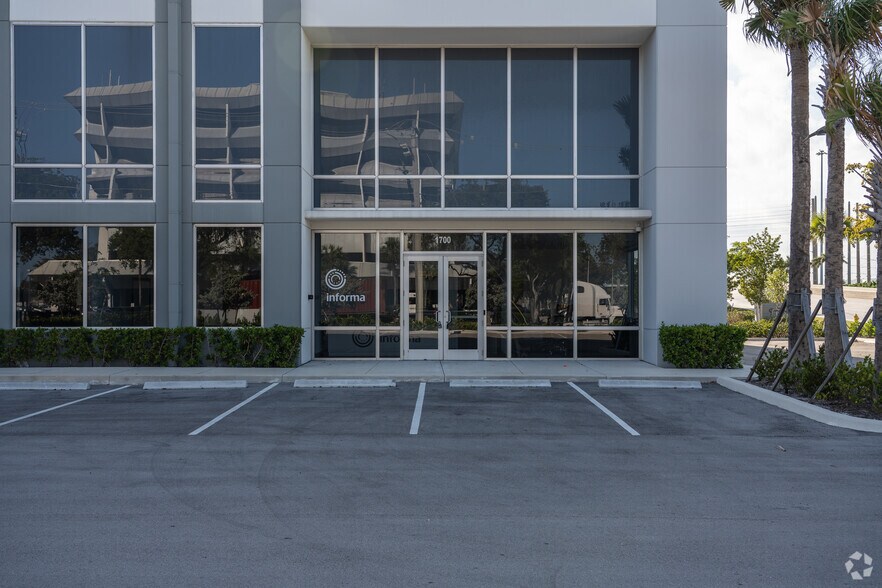 1700 Eller Dr, Fort Lauderdale, FL à louer - Photo du bâtiment - Image 2 de 7