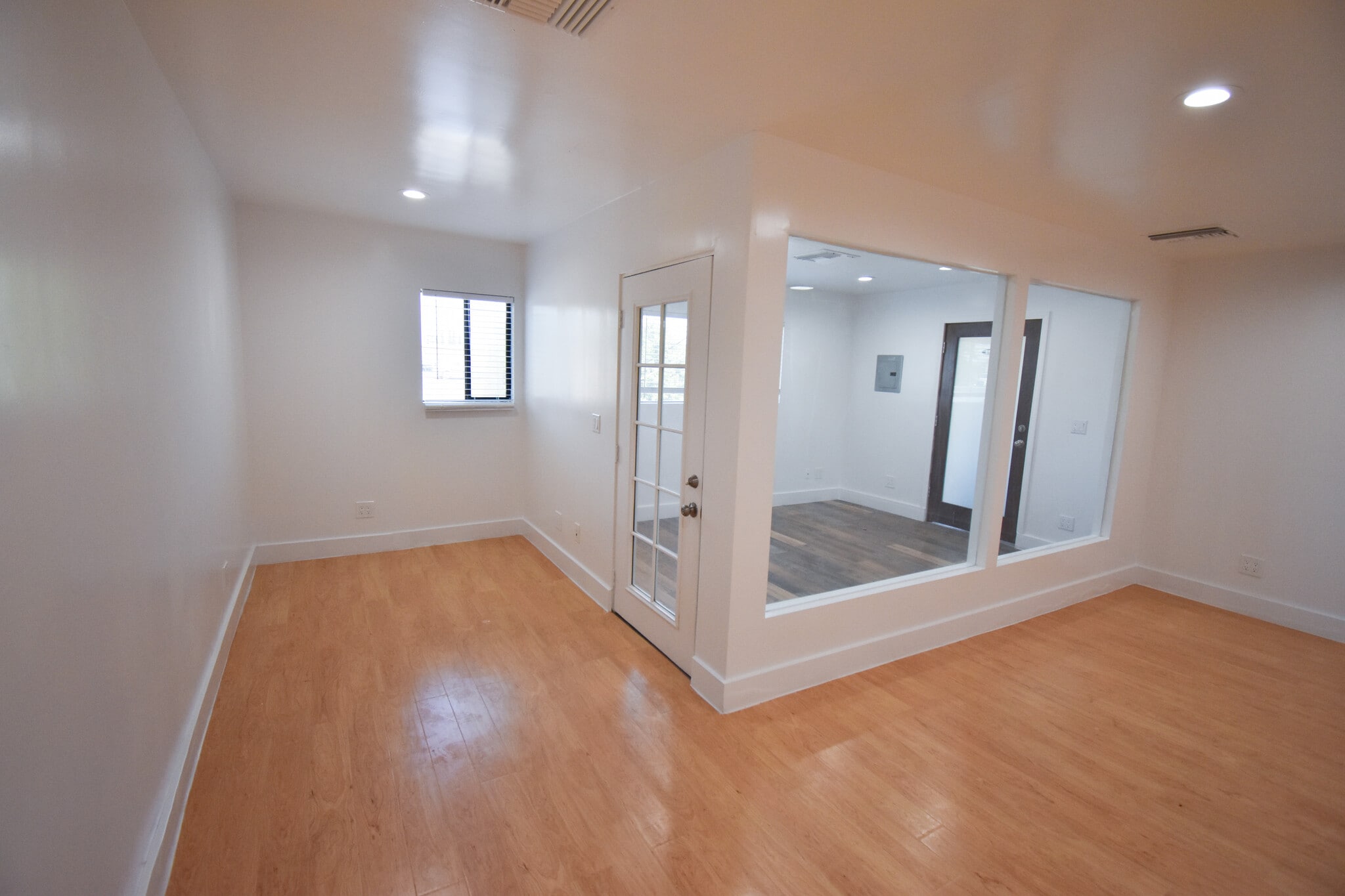 19709 Ventura Blvd, Woodland Hills, CA for sale Interior Photo- Image 1 of 4