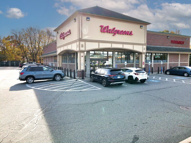 1510 Smith St, N Providence, RI à vendre - Photo du bâtiment - Image 2 de 9