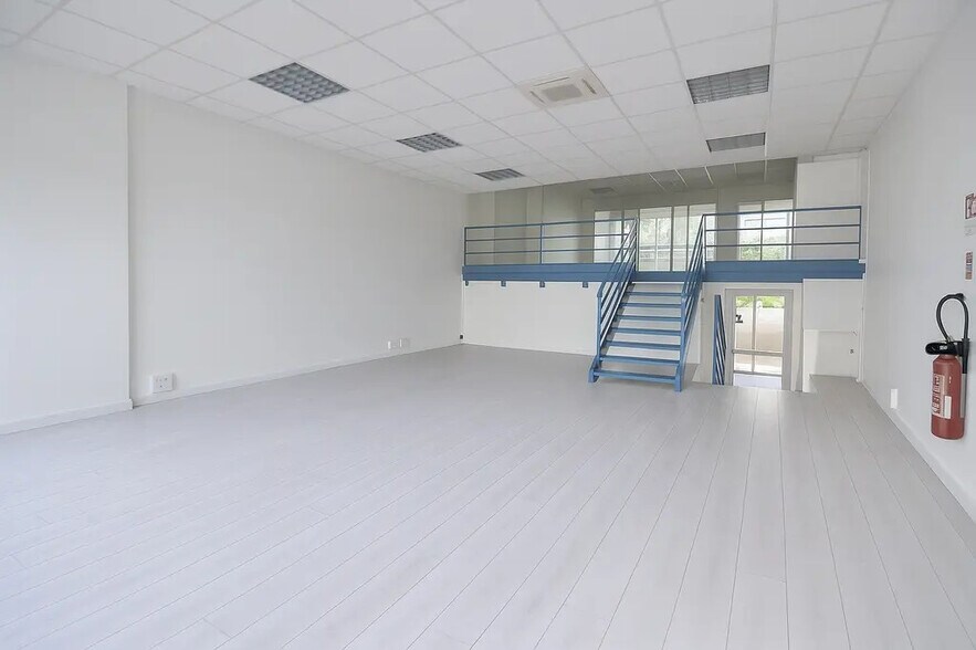 145 Avenue De Flandre, Paris for sale - Interior Photo - Image 3 of 9