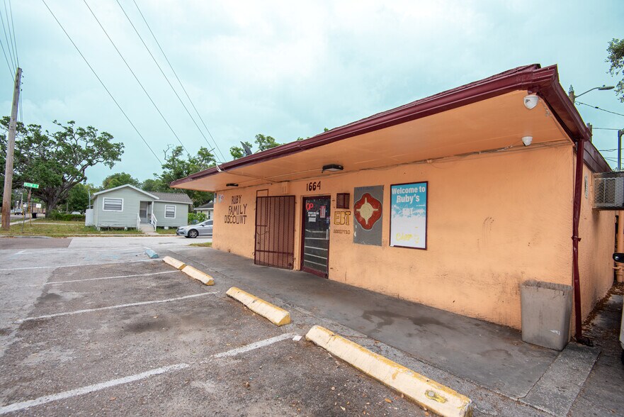 1664 15th Ave S, Saint Petersburg, FL à vendre - Photo du bâtiment - Image 2 de 42