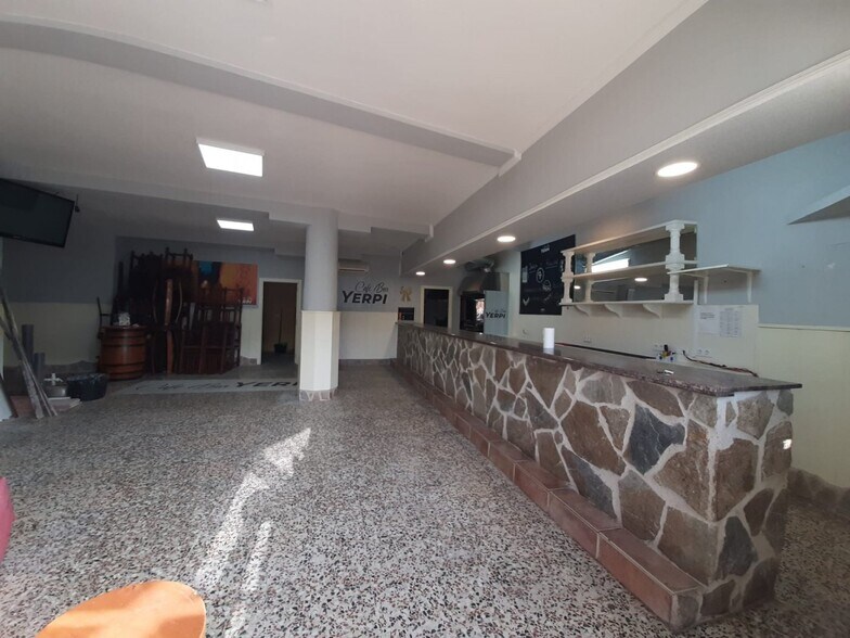 Retail in Cáceres, Cáceres for sale - Building Photo - Image 1 of 11