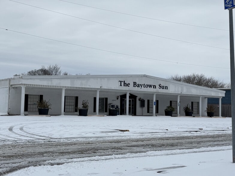 1301 Memorial Dr, Baytown, TX for sale - Building Photo - Image 3 of 19