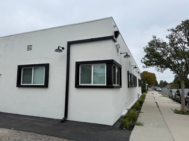 17725 Rhoda St, Encino, CA à louer - Photo du bâtiment - Image 3 de 12