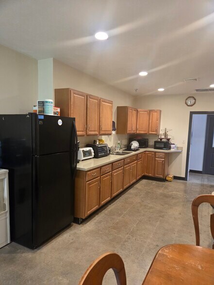 22 Robert Bonazzoli Ave, Hudson, MA à louer - Photo du bâtiment - Image 2 de 10