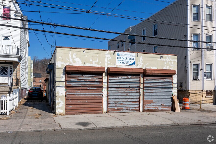 45 Radford St, Yonkers, NY à vendre - Photo du bâtiment - Image 3 de 3