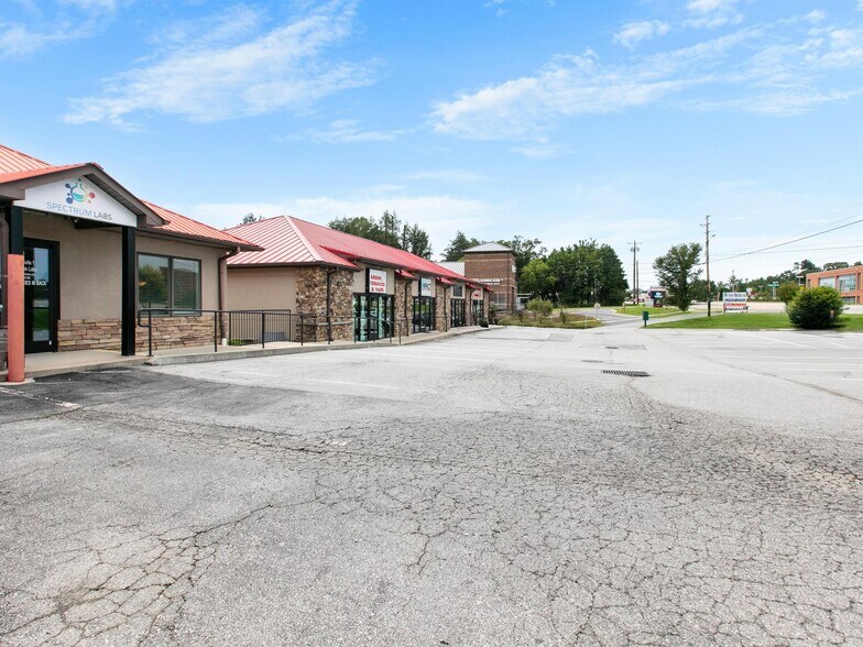 2690 Hendersonville Rd, Fletcher, NC à louer - Photo du bâtiment - Image 3 de 30